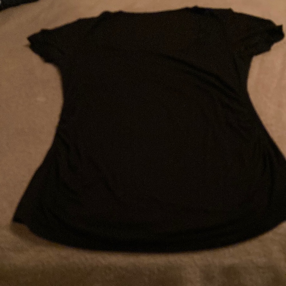 Black shirt size med scoop neck. Aline is longer than the front. Also gathering.